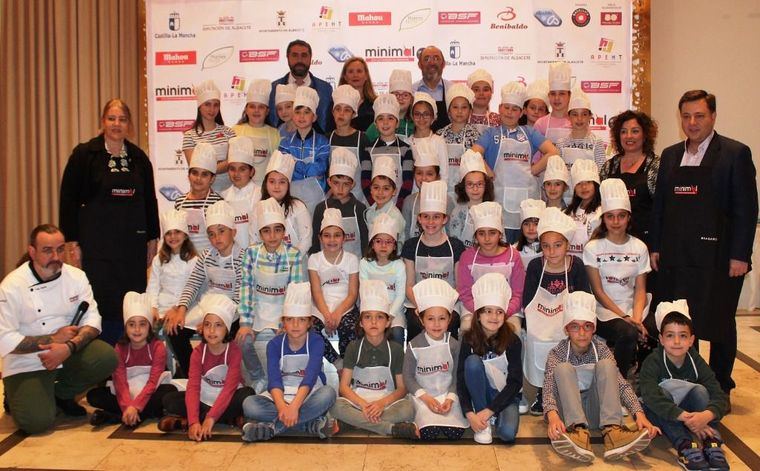 Manuel Serrano reitera su compromiso con las personas con cáncer y sus familias y destaca el éxito del taller de cocina 'Minimal Junior'