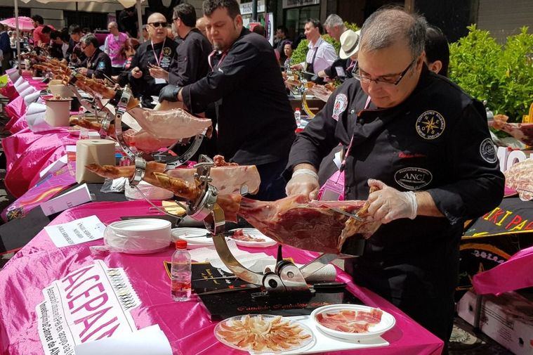 Manuel Serrano reitera su compromiso con las personas con cáncer y sus familias y destaca el éxito del taller de cocina 'Minimal Junior'