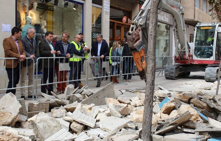 Manuel Serrano afirma que gracias a las obras del proceso de peatonalización del centro de Albacete “seremos una ciudad más transitable y accesible”