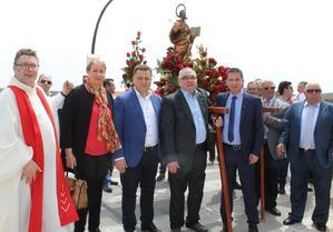 Manuel Serrano reitera su compromiso con los vecinos de las pedanías de Albacete durante su asistencia a la misa, procesión y ofrenda floral en honor a San Marcos en El Salobral