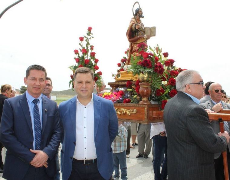 Manuel Serrano reitera su compromiso con los vecinos de las pedanías de Albacete durante su asistencia a la misa, procesión y ofrenda floral en honor a San Marcos en El Salobral