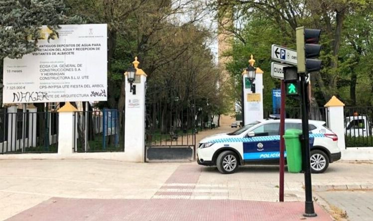 El fuerte viento obliga a cerrar los parques de Albacete y a retirar un pararrayos caído