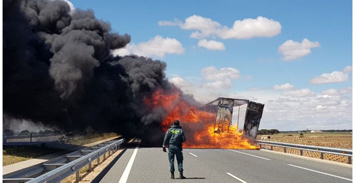 El incendio de un camión cargado de plástico y obliga a cortar la A-43 en Villarrobledo