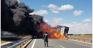 El incendio de un camión cargado de plástico y obliga a cortar la A-43 en Villarrobledo