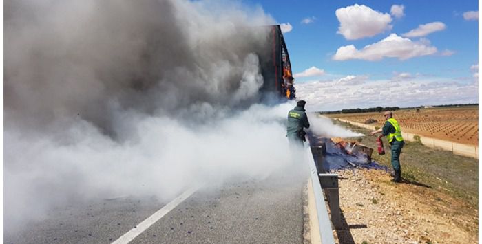 El incendio de un camión cargado de plástico y obliga a cortar la A-43 en Villarrobledo