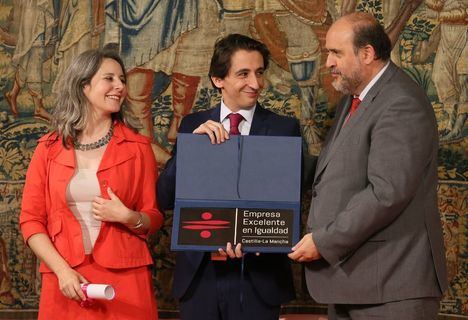 Aguas de Albacete recoge el Distintivo de Excelencia en Igualdad, Conciliación y Responsabilidad Social Empresarial en el Palacio de Fuensalida