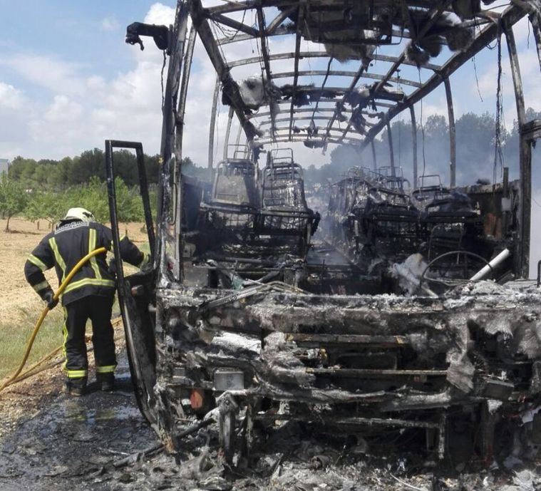 Un autobús que transportaba invitados a una boda se incendia en Tiriez (Albacete) sin causar daños personales