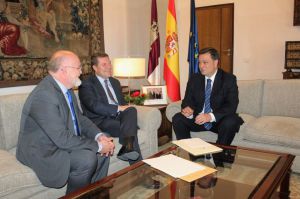 El alcalde exige a Page un mayor compromiso en el desarrollo de proyectos sanitarios, educativos y en infraestructuras para la ciudad de Albacete