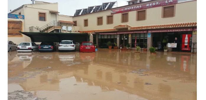 Impresionante tromba de agua que deja anegadas las localidades de Balazote y Lezuza, y enorme granizada en Hellín