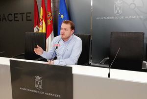 Manuel Martínez: “A Manuel Serrano solo le importa comprar barato, aunque ello implique calles sucias y menos derechos laborales”