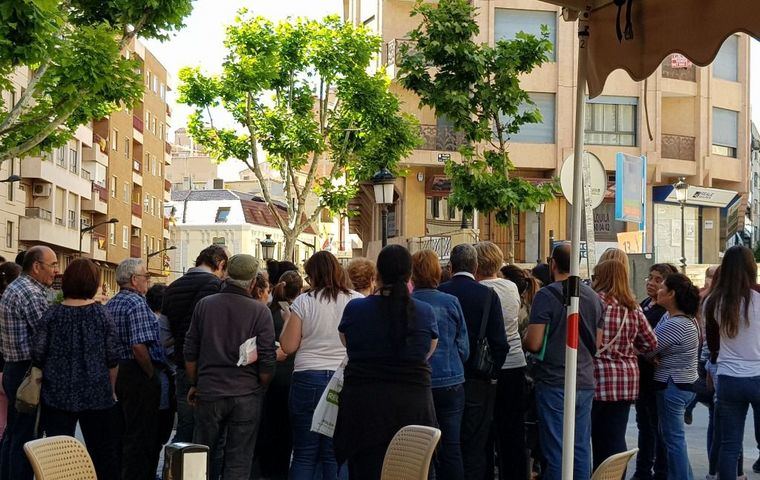 Casi 100 afectados por el cierre de la clínica iDental de Albacete se reunen para crear una plataforma que defienda sus derechos