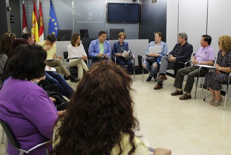 Manuel Serrano ofrece a los afectados por el cierre de la Clínica ‘Idental’ una mediación con la empresa y las diferentes entidades financieras