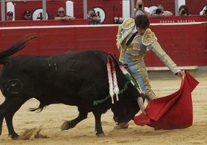 En la corrida de Asprona, López Simón y Cayetano, cortaron una oreja cada uno en una tarde de tono bajo