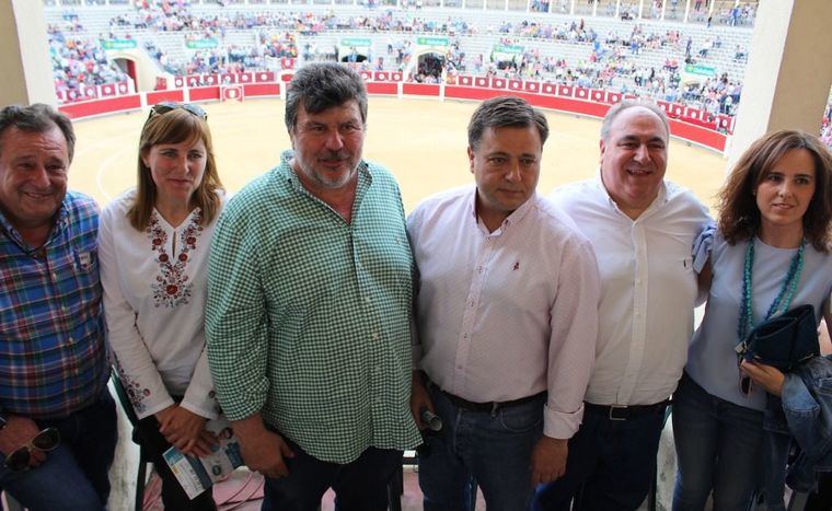 Manuel Serrano asistió a la tradicional corrida de Asprona