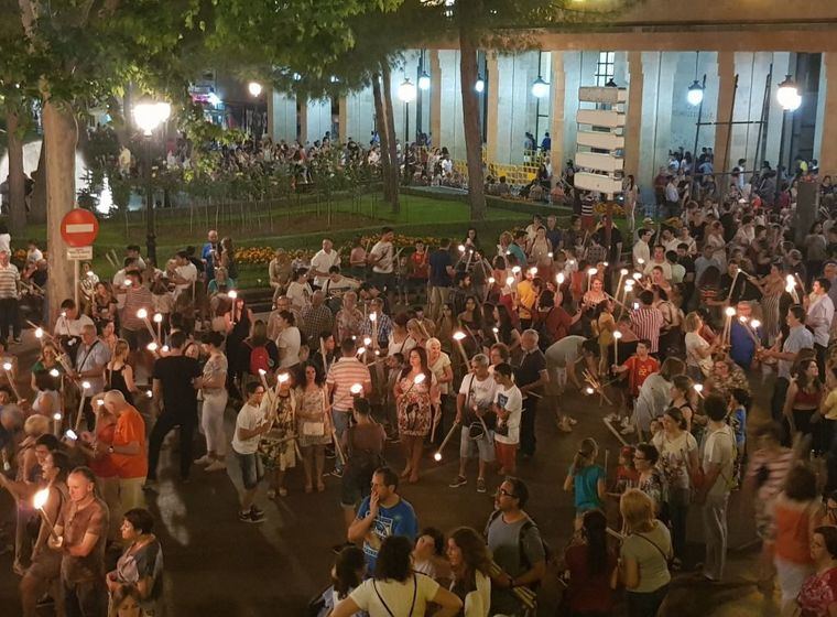 Más de 5.000 antorchas desfilaron en la noche de San Juan en Albacete