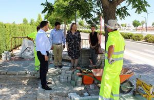 El alcalde señala que las obras de ampliación y mejora del carril bici en la zona de la rotonda de la Carretera de Murcia optimizarán la seguridad de los ciclistas albaceteños