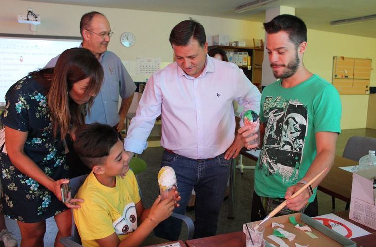 El alcalde señala que las 12 Escuelas de Verano municipales beneficiarán a 2.700 niños de entre 3 y 12 años y darán empleo a 240 personas