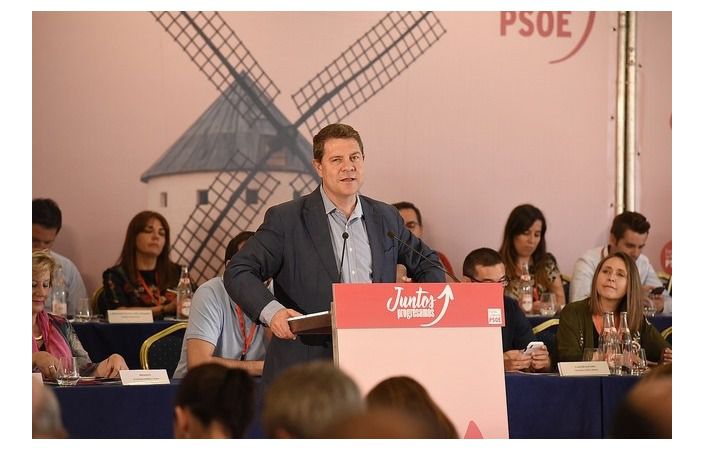 Page afirma que es un 'honor' volver a ser candidato del PSOE para que Castilla-La Mancha 'no pueda volver a mirar al PP'