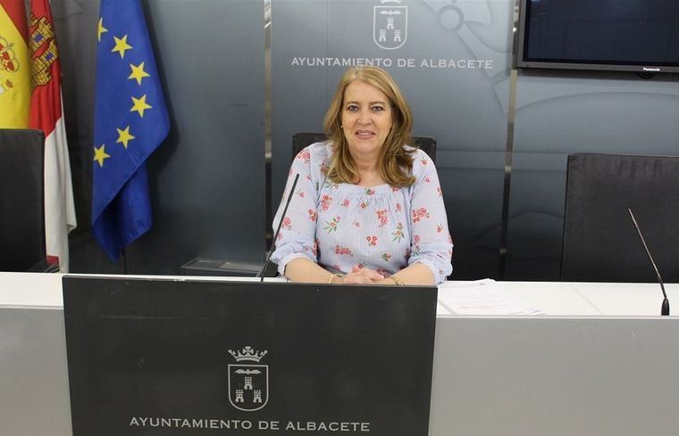 Llanos Navarro informa de que el nuevo contrato de repostería que está licitación dotará a los trabajadores del servicio de jornada completa