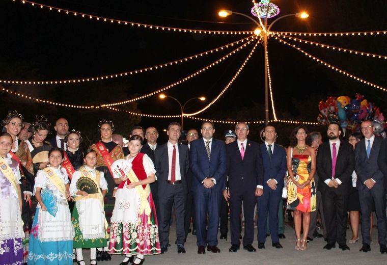 El subdelegado del Gobierno, Francisco Tierraseca; y el Presidente de la Diputación, Santiago Cabañero, asistierón a la apertura de las fiestas patronales de La Roda