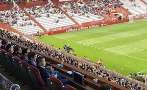 Santiago Cabañero, Manuel Serrano, y Mª Victoria Leal animan al Albacete en su debut liguero ante el Deportivo de La Coruña