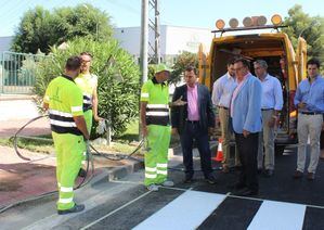 El alcalde recuerda que el Ayuntamiento ha invertido en los últimos tres años casi 800.000 euros en la mejora del asfaltado de Campollano