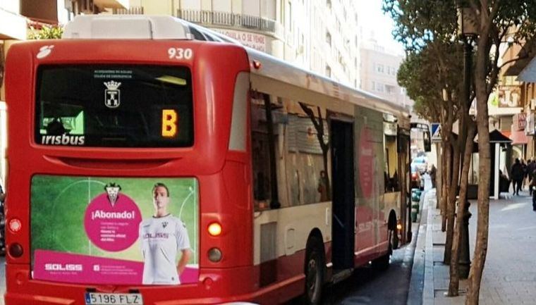 El Ayuntamiento refuerza el servicio especial del autobús de Feria con una nueva línea y el aumento de los horarios en fin de semana