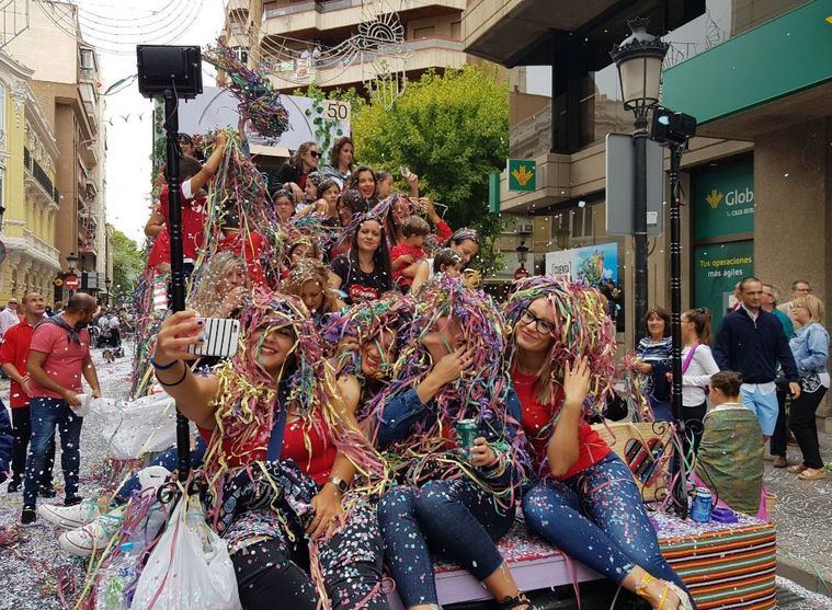 Miles de personas participan en la Batalla de Flores por las calles de Albacete pese a la amenaza de lluvia