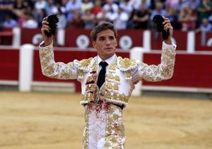 Diego Carretero a hombros en su presentación como matador de toros en Albacete