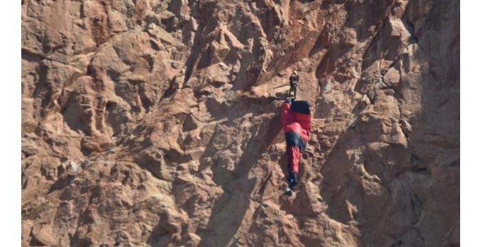 Rescatan a un joven, natural de Albacete, colgado a 100 metros cuando intentaba un salto base en Alicante