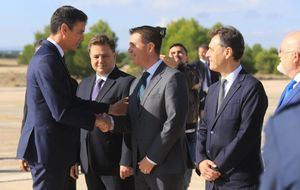 Santiago Cabañero y Manuel Serrano acompañan a Pedro Sánchez en su primera visita a la Base Aérea de Albacete como presidente del Gobierno
