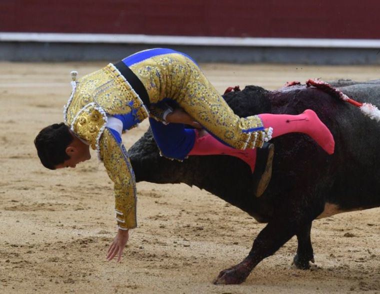 El torero albaceteño Rubén Pinar, intervenido de una cornada 'muy grave' en el muslo derecho