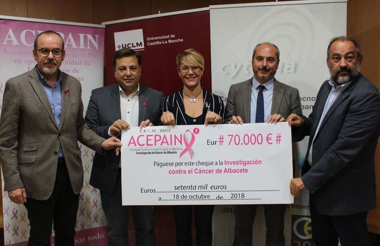 El alcalde señala que el cheque de 70.000 euros que Acepain destina a la Unidad de Investigación del Cáncer va “cargado de esperanza”