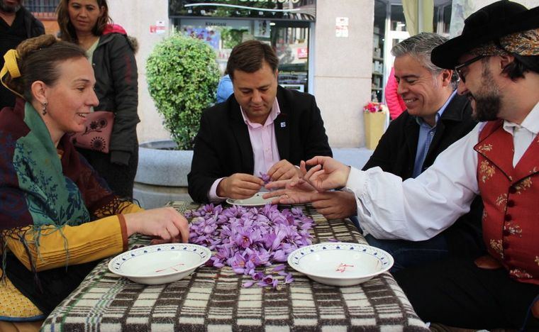 El alcalde de Albacete, participa en la muestra de monda de la rosa del azafrán