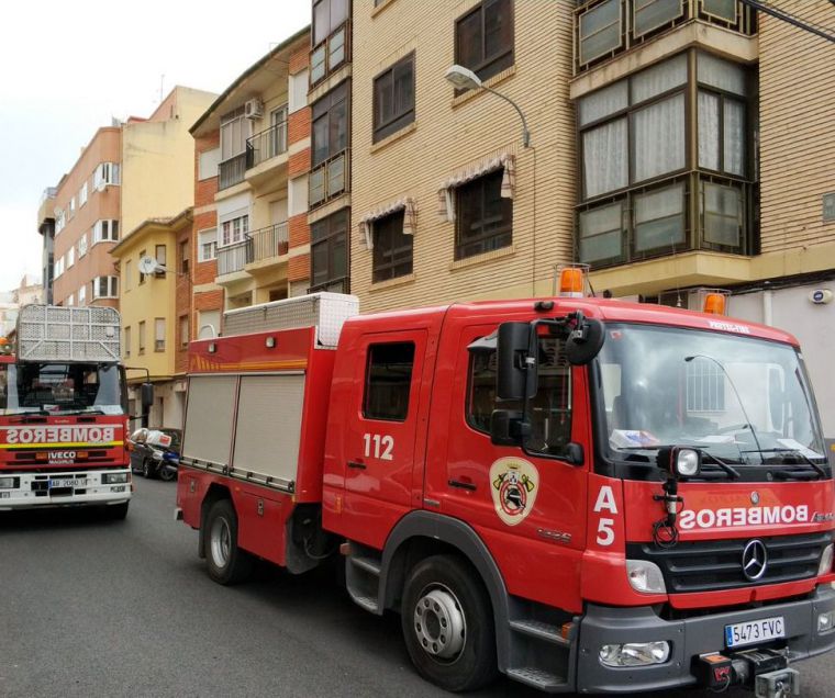 Trasladada al hospital una mujer de 86 años por inhalación de humo tras el incendio en su vivienda en Hellín