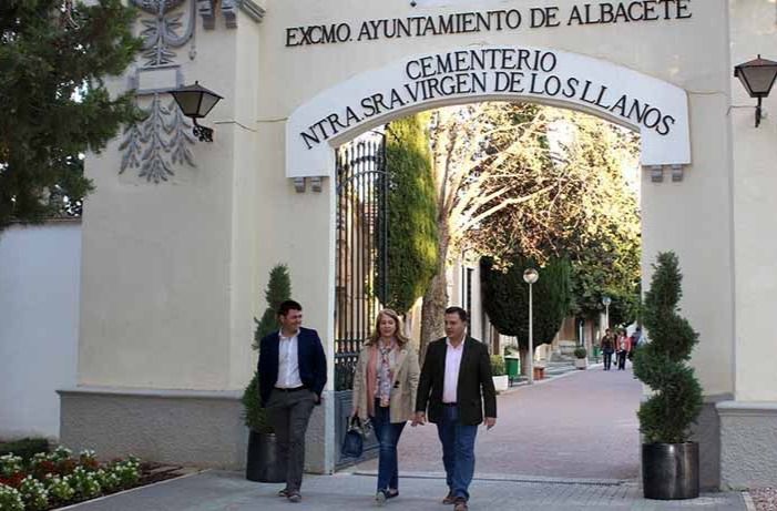 Con motivo de la festividad de 'Todos los Santos' el Ayuntamiento programa distintas actuaciones para facilitar a los vecinos su visita al cementerio