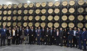 El presidente de Castilla-La Mancha, Emiliano García-Page, ha visitado las instalaciones de ‘Bodegas Ayuso’ en Villarrobledo