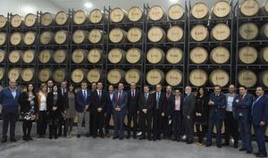 El presidente de Castilla-La Mancha, Emiliano García-Page, ha visitado las instalaciones de ‘Bodegas Ayuso’ en Villarrobledo