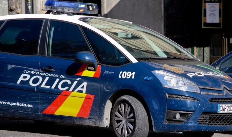 Detenidos, in fraganti, cuatro jóvenes, vecinos de la capital, con antecedentes policiales, como presuntos autores de robo en una vivienda.