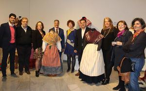 El alcalde agradece al Grupo ‘Abuela Santa Ana’ el trabajo realizado para mostrar la evolución de la indumentaria antigua de los albaceteños