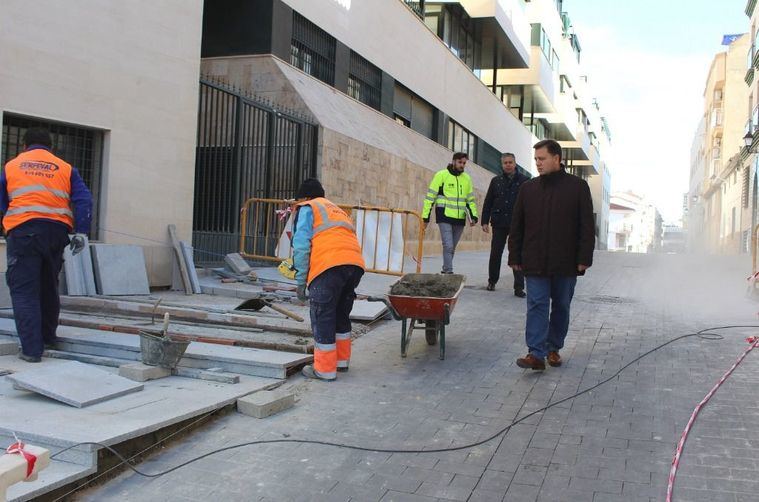 Manuel Serrano visita las obras de remodelación del barrio Carretas-Huerta de Marzo que están prácticamente finalizadas a falta de pequeños remates