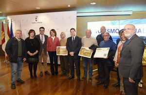 Más de 380.000 mayores de Castilla-La Mancha podrán viajar más gracias a la nueva Tarjeta Dorada de Transporte y la recuperación del Turismo Social