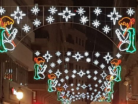 El alumbrado de Navidad ya luce en las calles de Albacete