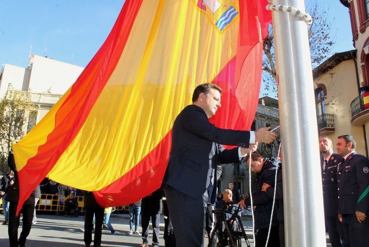 Una gran bandera de España de 35 metros cuadrados ondea en la ciudad de Albacete