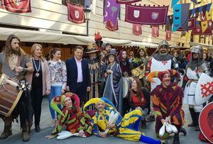 Una treintena de puestos de artesanía y alimentación ofrecen sus productos en el Mercado de Navidad de Albacete