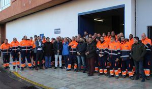 El alcalde de Albacete visita a los trabajadores municipales que están de guardia en Nochebuena para agradecerles su esfuerzo y desearles Feliz Navidad