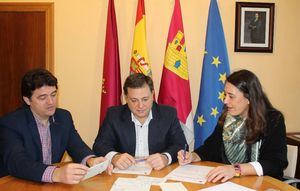 El alcalde agradece a la Jefatura Provincial de Tráfico de Albacete la cesión de tres ciclomotores con destino la Agrupación de Protección Civil