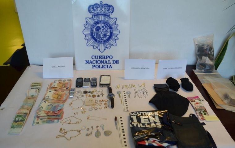 Agentes de la Comisaría de Albacete han detenido a tres delincuentes profesionales, especializados en el robo de viviendas