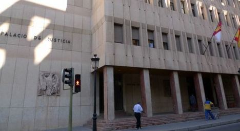 Este martes juzgan a un hombre acusado de herir a otro en el muslo con un machete en Albacete