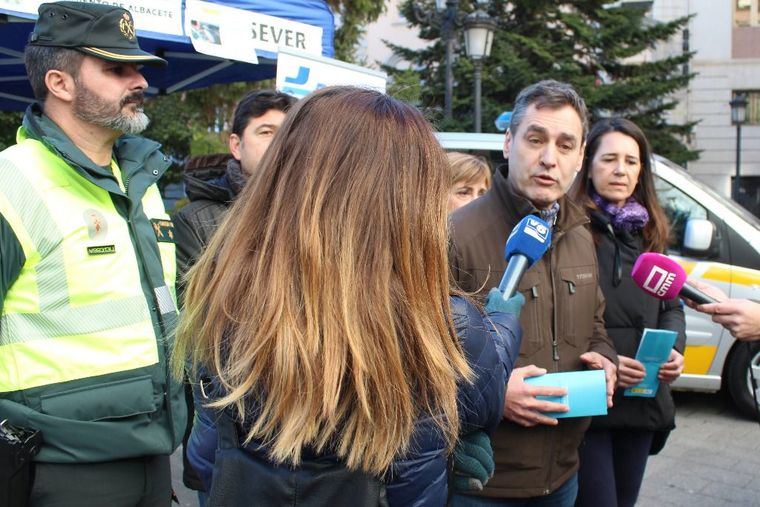 La DGT transforma el Altozano en un aúla práctica para enseñar a los conductores la colocación de cadenas de nieve